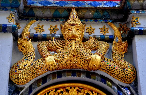 Чианг Мбаппе, Таиланд: украшения Ват Мулан Доорви — стоковое фото