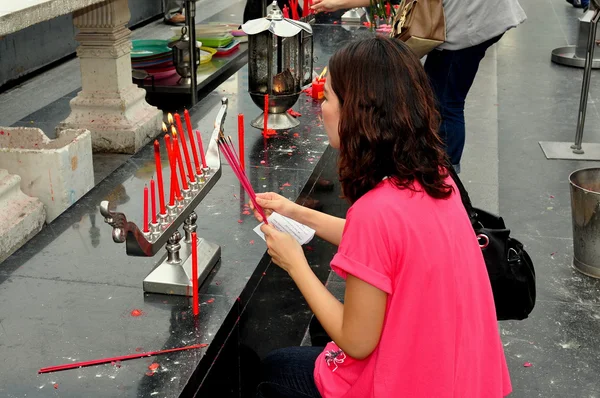 Bangkok, Tailandia: Mujer tailandesa en el santuario budista al aire libre —  Fotos de Stock