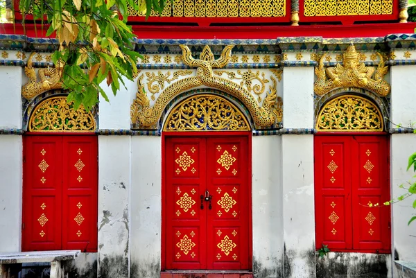 Chiang Mai, Tailandia: Puertas Rojas en Wat Mulan — Foto de Stock
