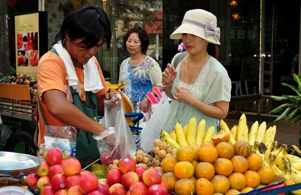 Bangkok, Tailândia: Vendedor de frutas em Lang Suan Road — Fotografia de Stock