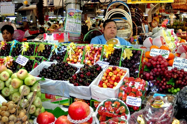 Bangkok, Thaiföld: nő értékesítési gyümölcs vagy tor kor piaci — Stock Fotó