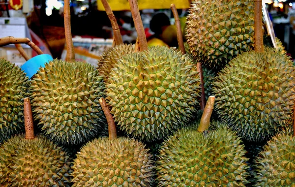 Bangkok, thailand: durian vruchten op of tor kor markt — Stockfoto