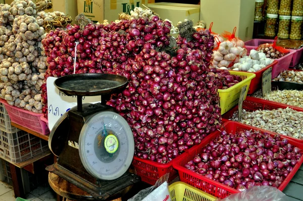 Bangkok, Tailandia: Ajo púrpura y blanco en Or Tor Kor Market — Foto de Stock