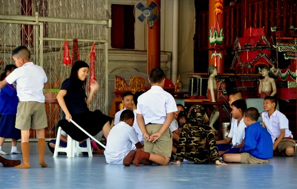 Chiang Mai, Tailândia: Teacher Holding Class at Wat Pa Pao School — Fotografia de Stock