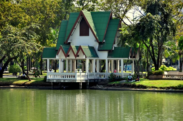 Bangkok, thailand: lakeside paviljoen in lumphini park — Stockfoto