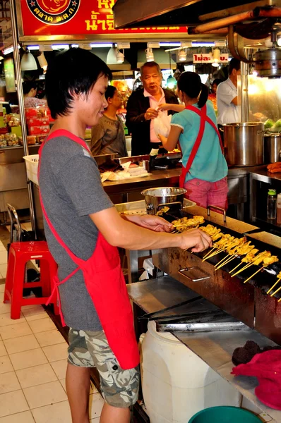 Bangkok, Tailândia: Homem grelhando frango Satay — Fotografia de Stock