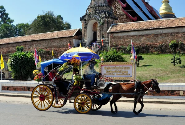 Lampang, Thailand: Tourist Horse Carriage at Thai Temple — Stock Photo, Image