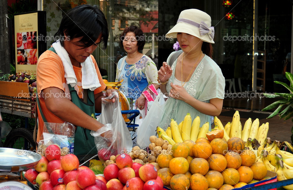 Bangkok, Tailandia: Vendedor de frutas en Lang Suan Road ...