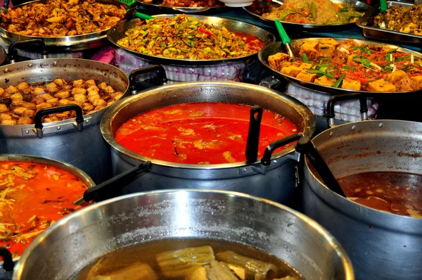 Bangkok, Tailândia: Exibição de alimentos tailandeses em Or Tor Kor Market — Fotografia de Stock