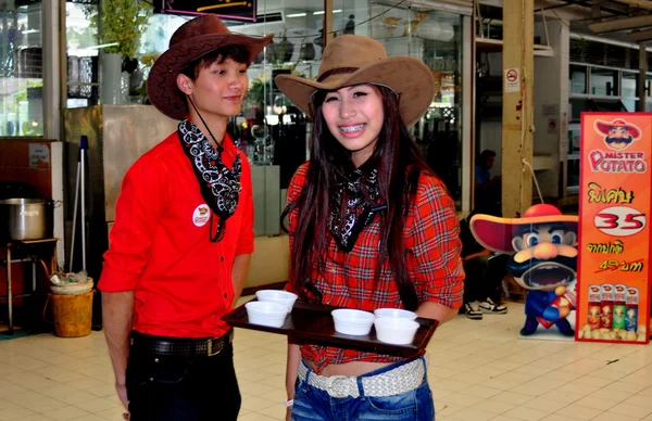 Bangkok, thailand: thailändische jugendliche als cowboys auf oder tor kor markt — Stockfoto