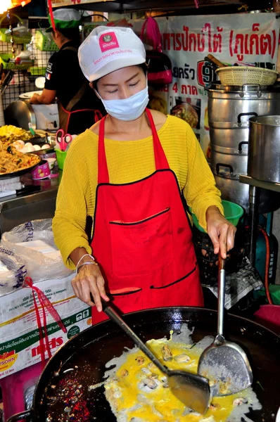 Bangkok, thailand: frau kocht auf oder tor kor markt — Stockfoto