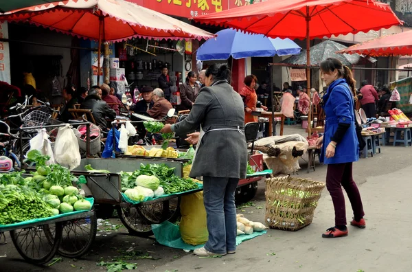 Pengzhou, China: Mulheres vendendo produtos no mercado ao ar livre — Fotografia de Stock