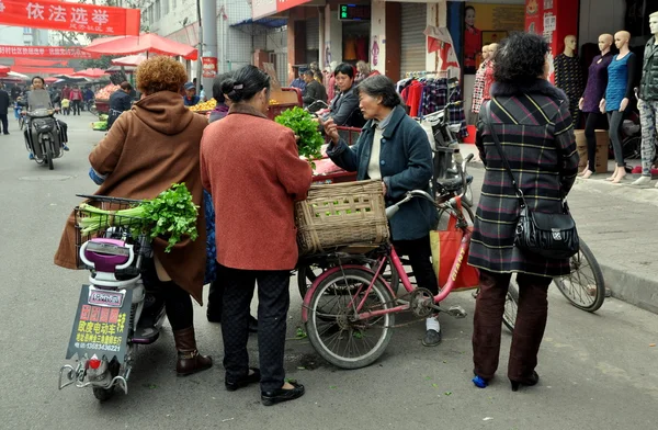Pengzhou, Cina: Donna che compra sedano al mercato — Foto Stock
