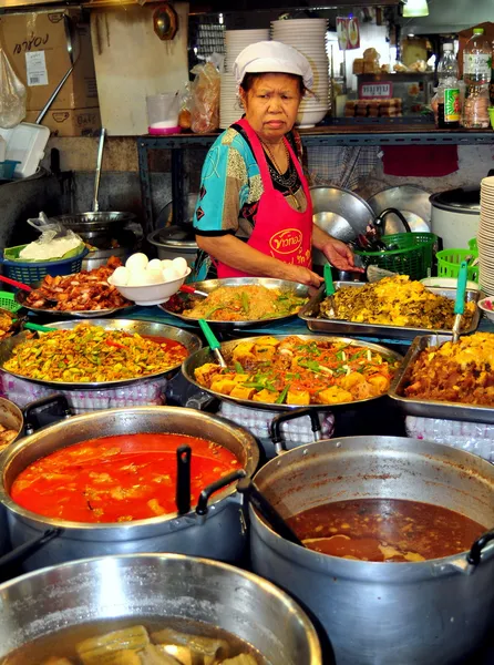 Bangkok, Tailandia: Mujer tailandesa vendiendo comida en el mercado Or Tor Kor — Foto de Stock