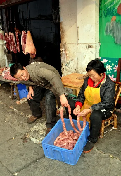 Pengzhou, China: Carniceros con salchichas caseras —  Fotos de Stock