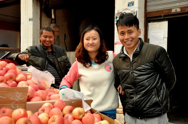 Pengzhou, China: Pareja joven que compra manzanas — Foto de Stock