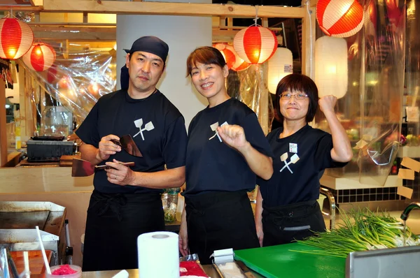 Bangkok, Thaïlande : Trois travailleurs au restaurant japonais — Photo