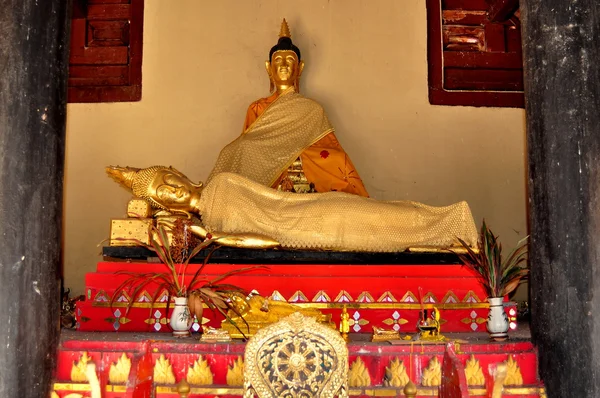 Lampang, thailand: liegender Buddha im thai wat — Stockfoto