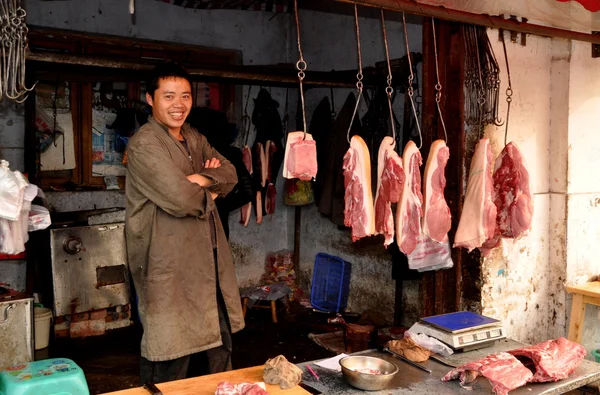Pengzhou, China: Carnicero con cerdo — Foto de Stock