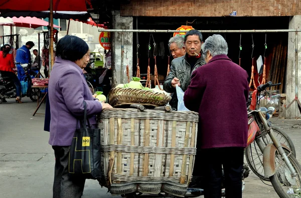 Pengzhou, China: Agricultor vendiendo coliflores en el mercado al aire libre —  Fotos de Stock