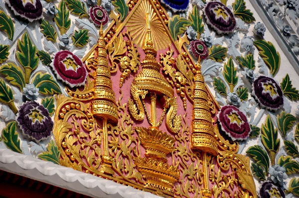 Bangkok, Thailand: Gilded Royal Seal at Wat Boworniwet — Stock Photo, Image