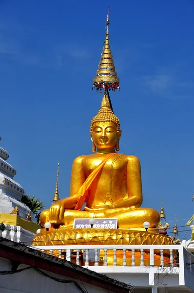 Chiang mai, Thajsko: zlatý budedha na wat chag yuen — Stock fotografie