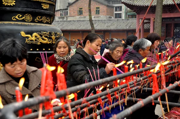 Pengzhou, Kina: People Lighting Candles at Long Xing Kloster – stockfoto