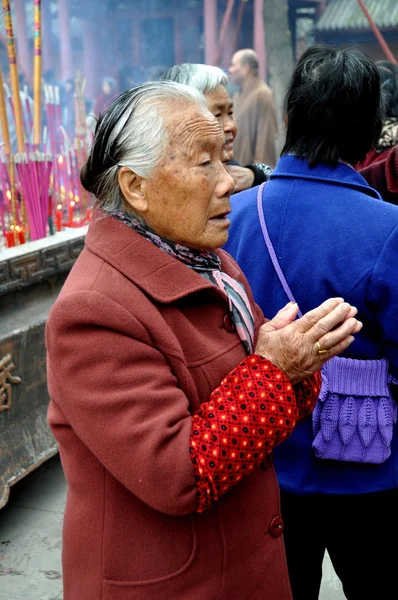 Pengzhou, Chiny: starsza kobieta modli się w świątyni — Zdjęcie stockowe