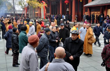 pengzhou, Çin: uzun XING manastırda insanların kalabalıklar