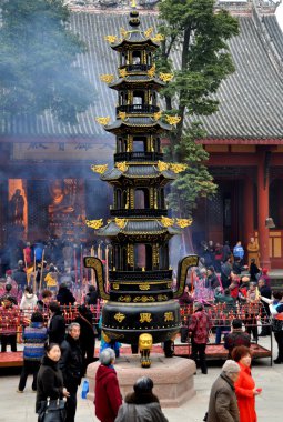 pengzhou, Çin: insanlar ve mangal pagoda ile uzun XING manastır avlusunda