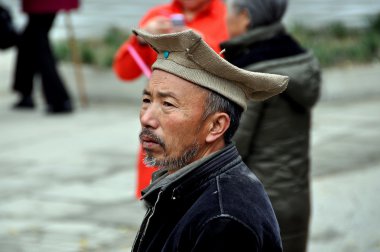 pengzhou, Çin: Çinli adam dört köşeli giymiş örme kap
