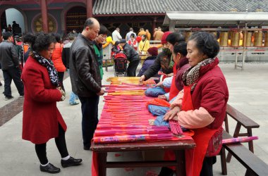 pengzhou, Çin: uzun XING manastırda tütsü satan kadınlar