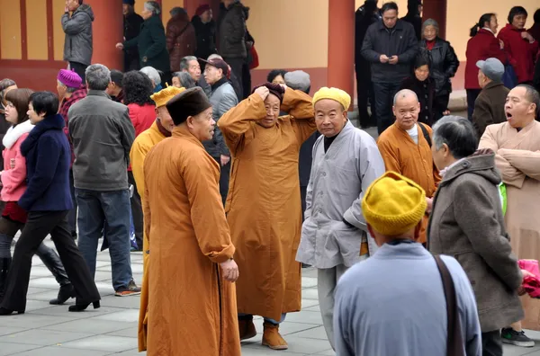 Penghou, Chine : Des moines au monastère de Long Xing — Photo
