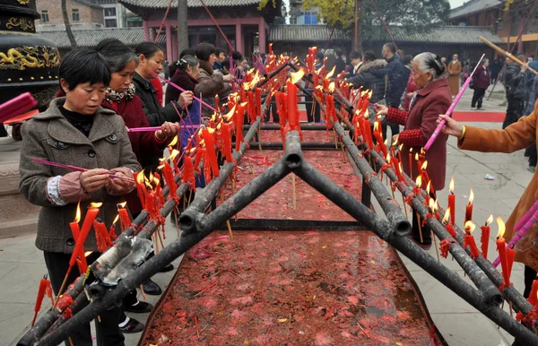 Pengzhou, China: People Lighting Incense Sticks at Long Xing Monastery — Stock Photo, Image