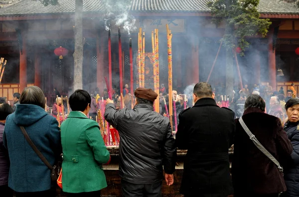 Pengzhou, China: La gente enciende palos de incienso en el templo chino — Foto de Stock