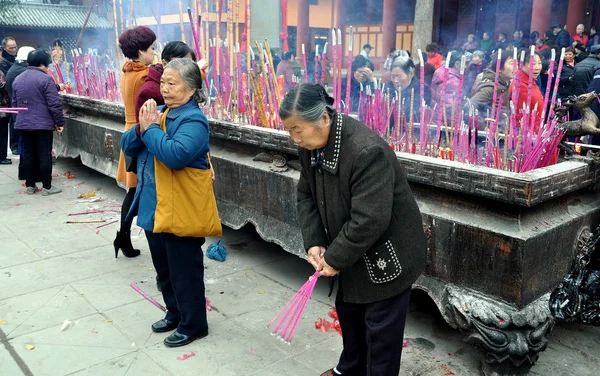 Pengzhou, China: Mulheres orando no templo chinês — Fotografia de Stock