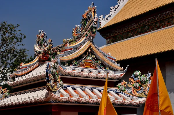 Bangkok, Tailandia: Flores y figuras chinas de cerámica en Wat Boworniwet — Foto de Stock