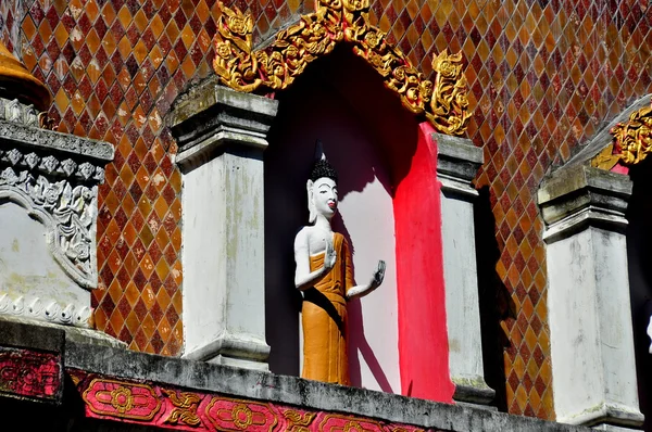 Chiang Mai, Tailândia: Buda em pé em Wat Santitham — Fotografia de Stock