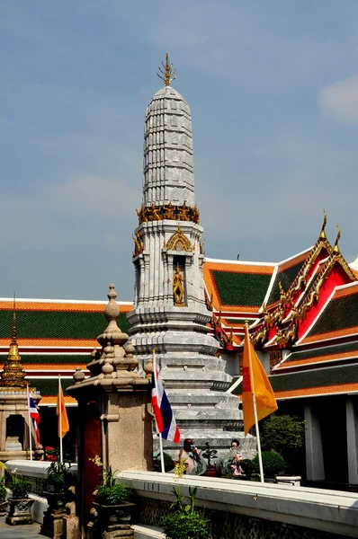 Bangkok, Thailand: Courtyard and Prang at Wat Pho — Stock Photo, Image