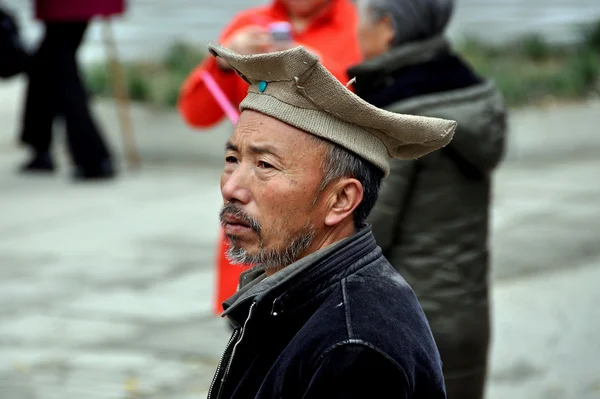 Pengzhou, Kina: kinesisk man bär fyra hörn sticka mössa — Stockfoto