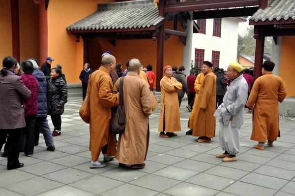 Pengzhou, China: Monges no Mosteiro de Long Xing — Fotografia de Stock