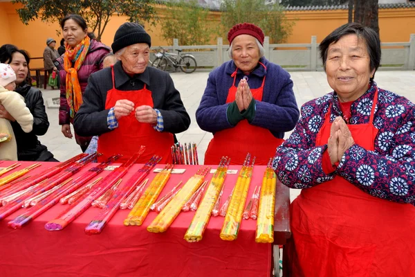 Pengzhou, China: Three Women Selling Incense Sticks at Temple — Stock Photo, Image