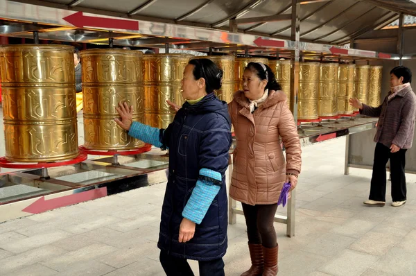 Pengzhou, China: Mujeres girando ruedas de oración tibetanas — Foto de Stock