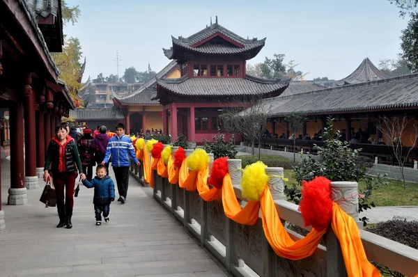 Pengzhou, Kina: familj på klostret lång xing — Stockfoto