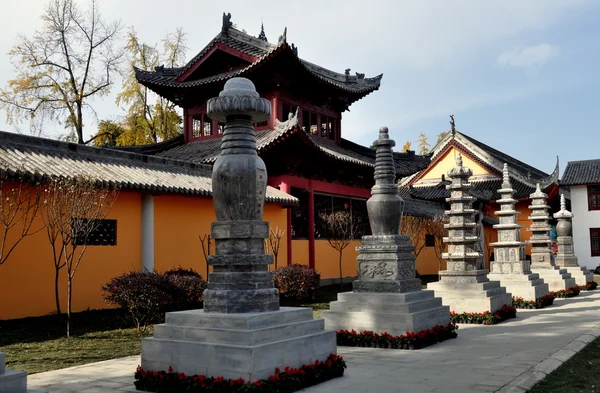 Pengzhou, Chine : Rangée de pagodes au monastère de Long Xing — Photo