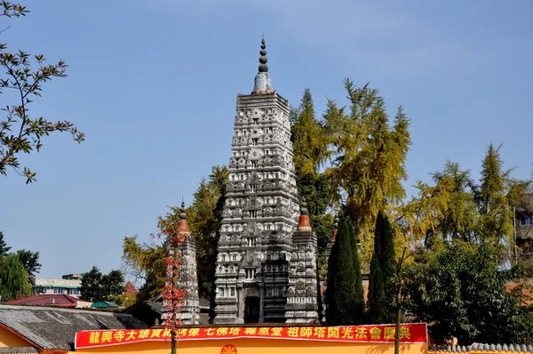 Pengzhou, Chine : Pagode de style khmer cinq étoiles au monastère de Long Xing — Photo