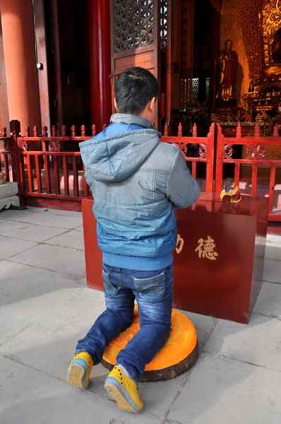 Пэнцзянь, Китай: человек в монастыре Лун Син — стоковое фото