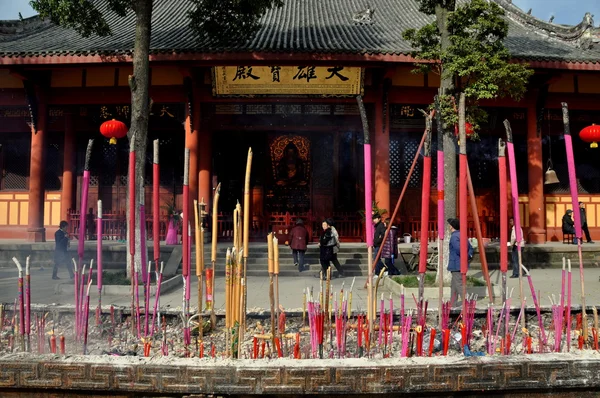 Pengzhou, China: Burning Incense at Long Xing Monastery — Stock Photo, Image