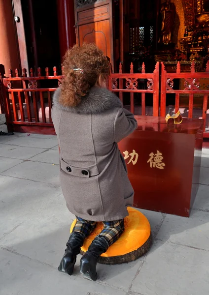 Pengzhou, China: Woman Praying at Long Xing Temple — Stock Photo, Image