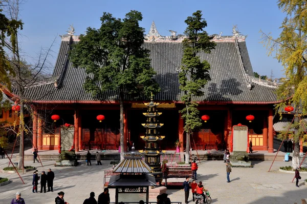 Pengzhou, Kina: innergård och stora salen av förgyllt buddha på kinesiskt tempel — 图库照片